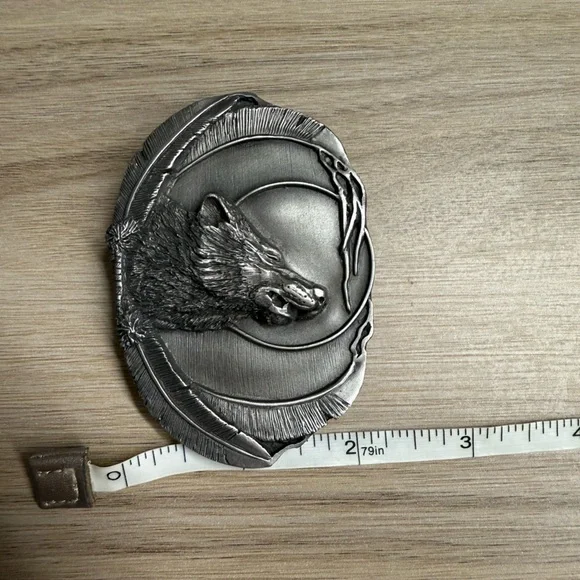 Siskiyou Buckle Co 1994 Pewter Howling Wolf and Feather 3” Belt Buckle - Picture 7 of 7